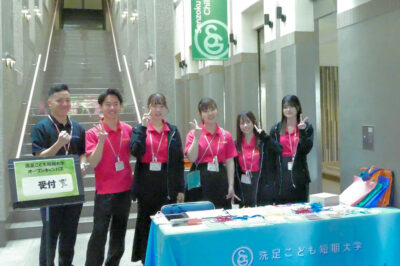 在学生が受付でお待ちしています！