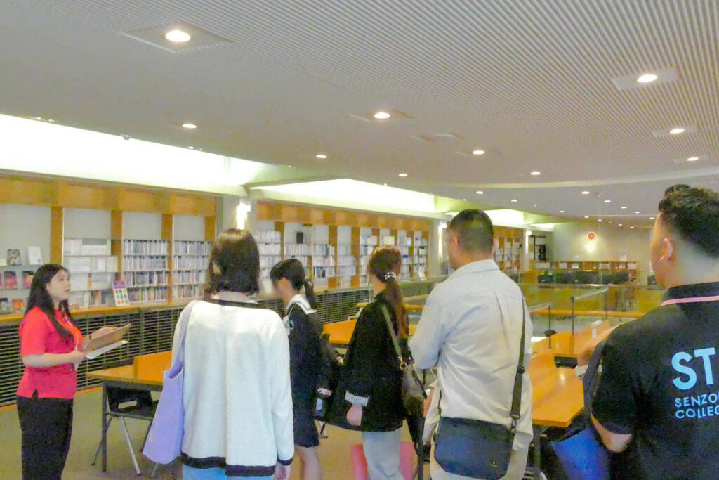 キャンパスツアー（図書館）
